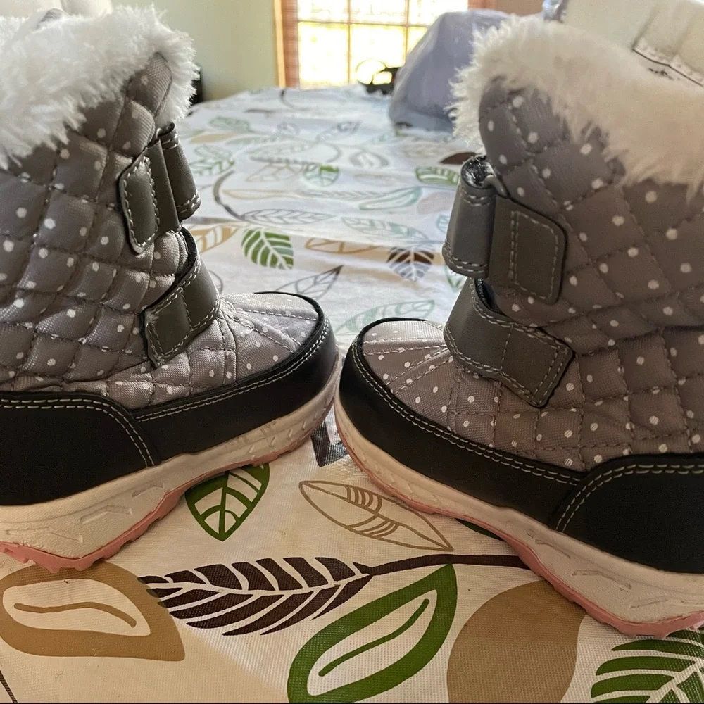 Carter’s Polka‎ Dot Snow Boots, kids size 7